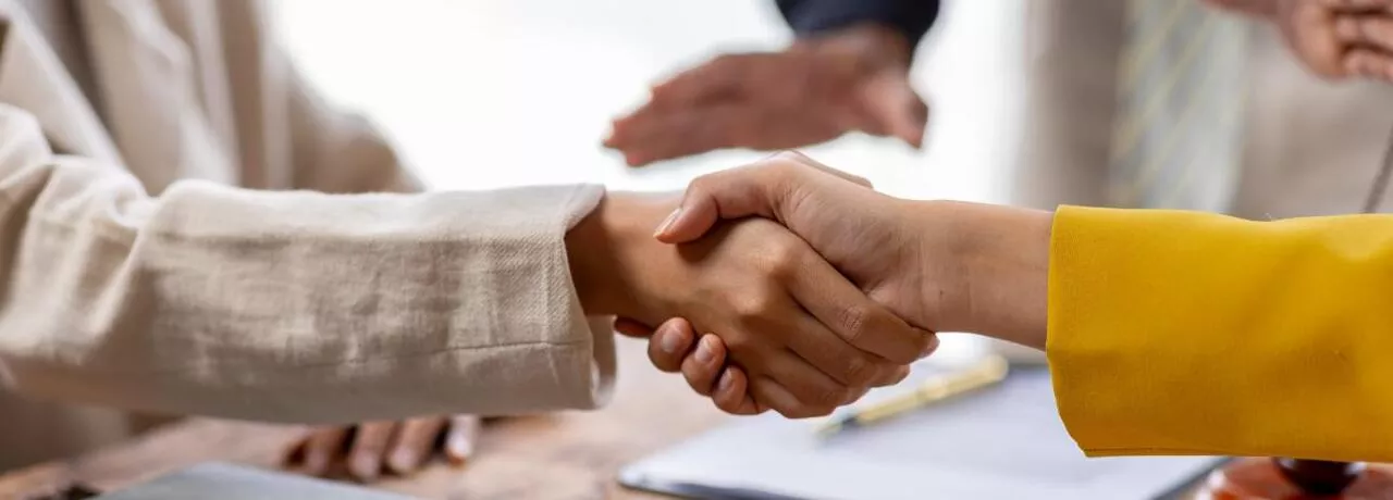 Angajat și angajator care ajung la un acord după un litigiu de muncă - pluxee.ro