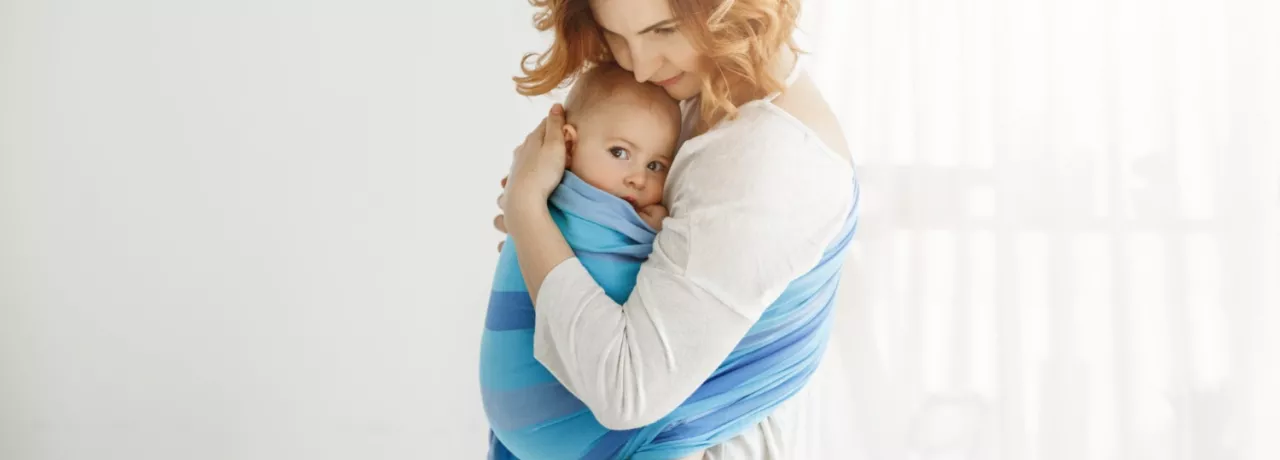 Concediul de maternitate - femeie in brate cu copilul- pluxee.ro