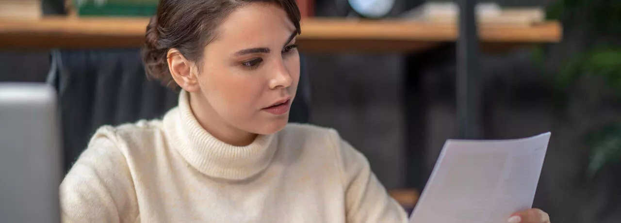 Inspectia muncii, controlul ITM - tot ce trebuie să știi- angajat la birou - pluxee.ro