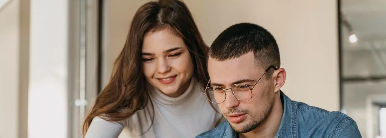 Delegare vs. detașare: diferențe Codul Muncii - angajati la birou - pluxee.ro