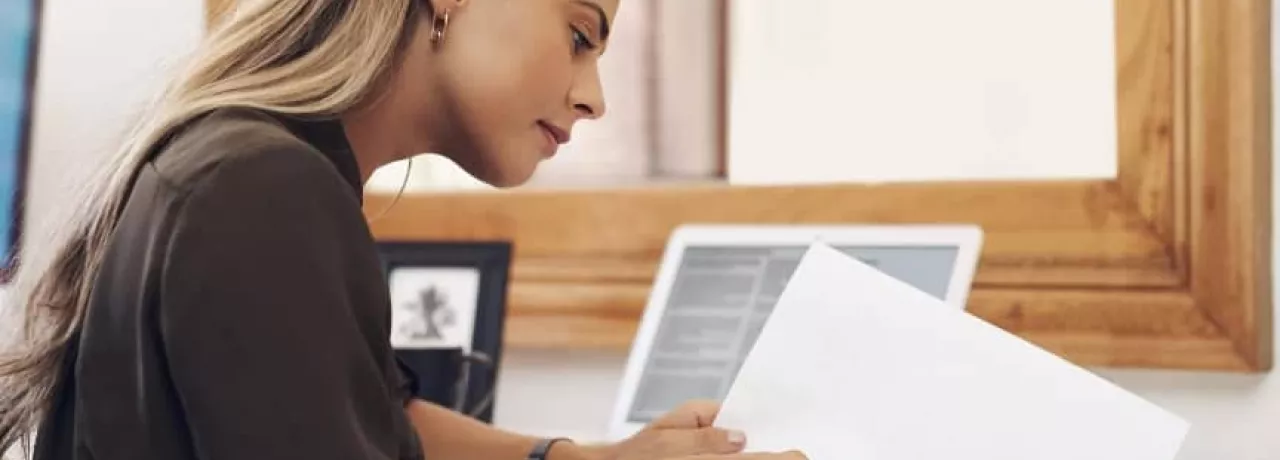 Deducerea personală și suplimentară - angajata verificand acte - pluxee.ro