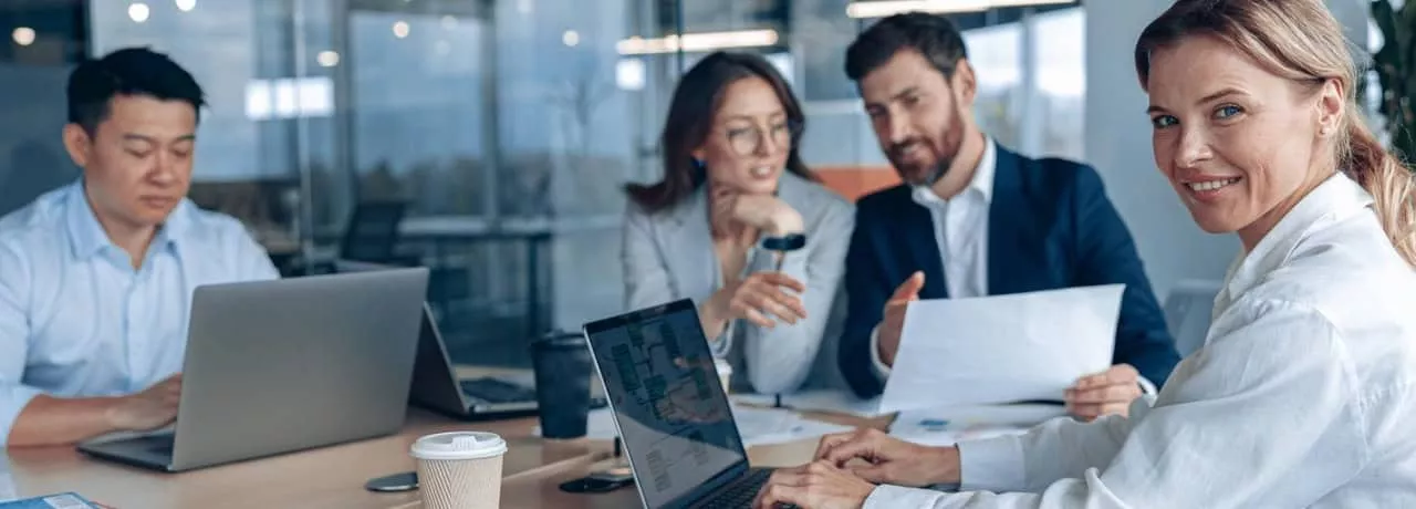 Ce avantaje fiscale au companiile care oferă tichete de masă - angajati la birou - pluxee.ro