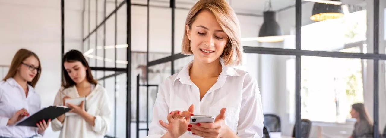 Ce funcționalități esențiale trebuie să aibă o platformă de beneficii flexibile în 2026? - angajata verificand telefon - pluxee.ro