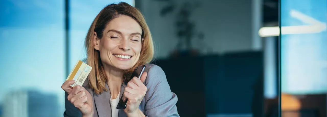 Cum pot optimiza costurile cu tichetele de masă ca IMM - angajata fericita la birou - pluxee.ro