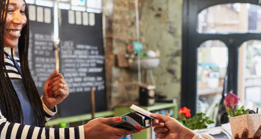 atragerea clientilor in magazin, mesaje - magazin, plata, doua femei- Pluxee Romania 