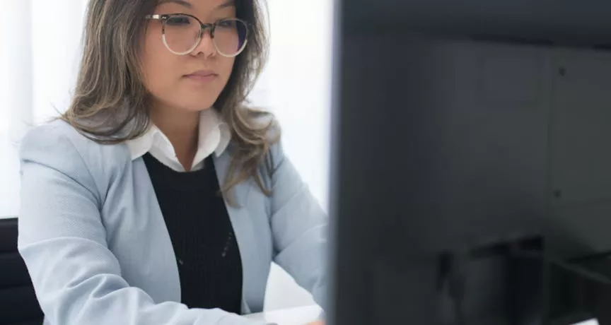 Adeverință de la angajator 2024 - femeie la birou - Pluxee Romania