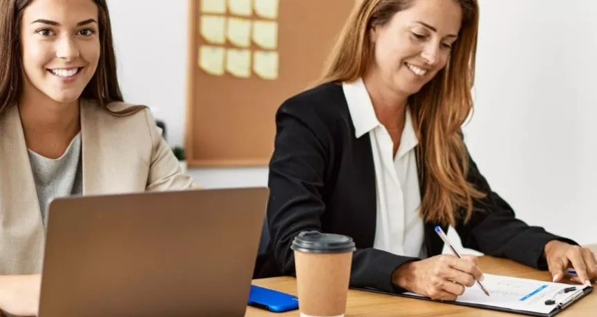 Ore suplimentare, impozit, calcul, spor- femei lucrand la birou- Pluxee