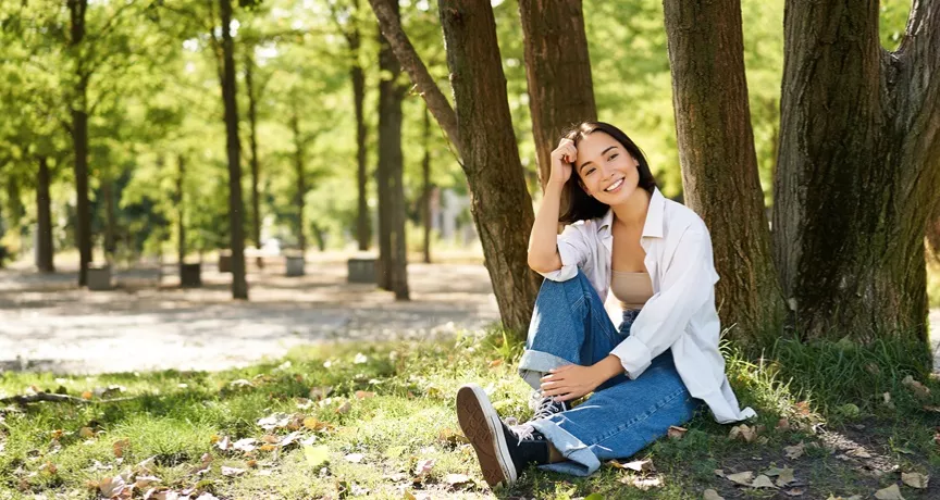 Soluții prin care crești satisfacția angajaților - femeie in parc- Pluxee