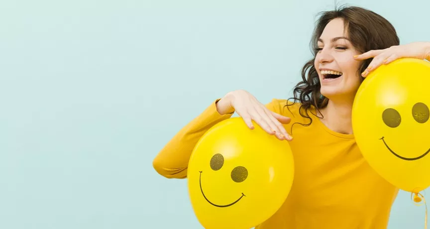 Metode prin care măsori implicarea și fericirea angajaților - femeie cu baloane- Pluxee Romania