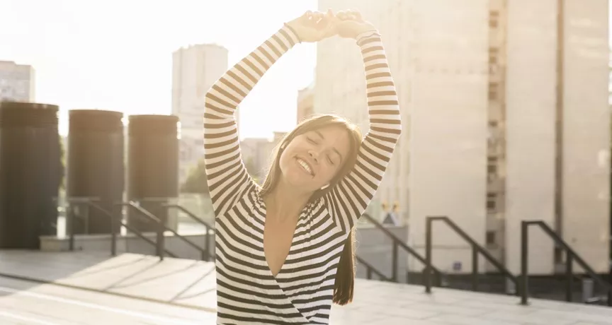 Acordare pachet extrasalarial beneficii flexibile- femeie facand sport-Pluxee.ro