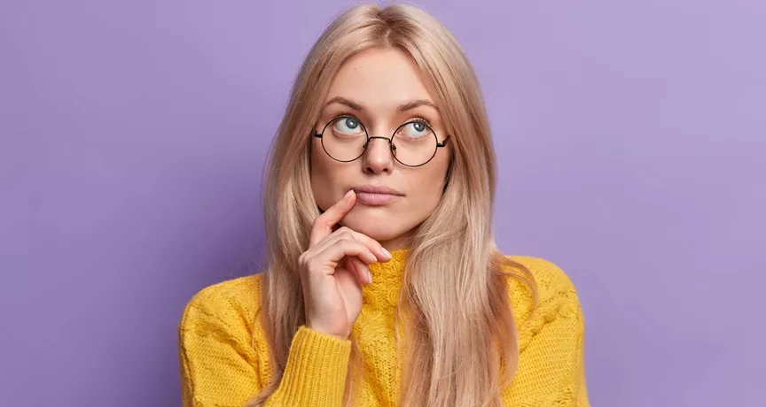 Cum alegi beneficiile extrasalariale - femeie cu ochelari-Pluxee