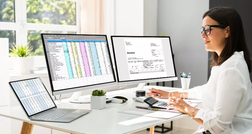 indexarea salariilor cu rata inflatiei, codul muncii - femeie la birou, laptop- Pluxee Romania