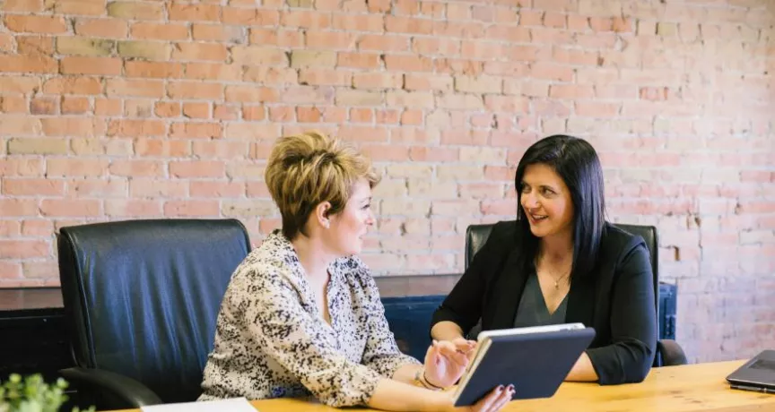 Contractul colectiv de muncă - doua femei la birou- Pluxee Romania