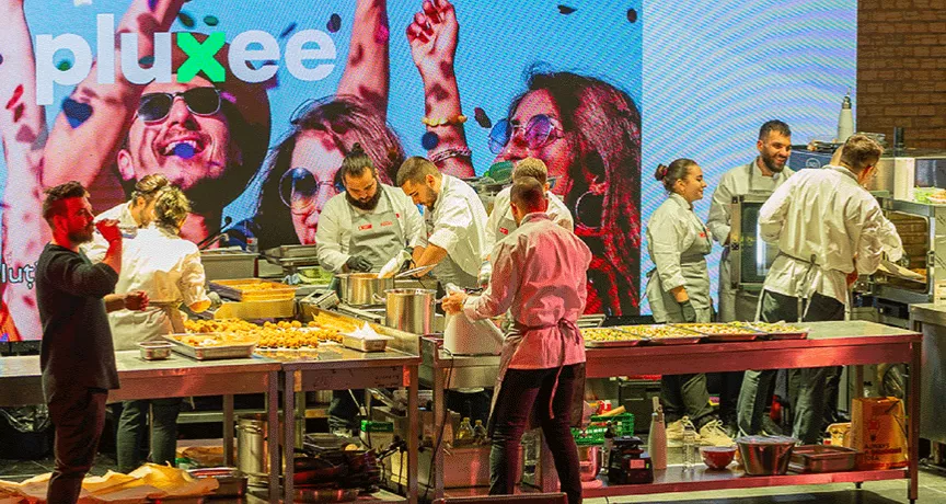 Kitchen Battle sustinut de Pluxee Romania, competiția caritabilă care a adunat 180.000 de euro pentru a oferi mese calde celor vulnerabili 