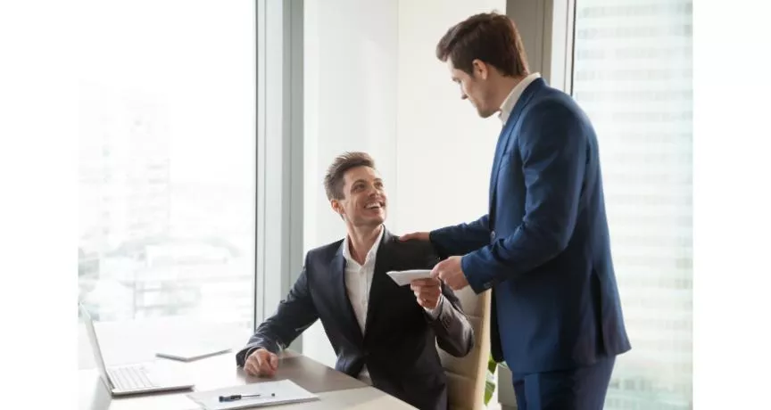 Stat de plata , ce este - barbati la birou - pluxee.ro