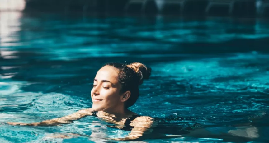 Stațiuni balneare din România - femeie in apa - pluxee.ro