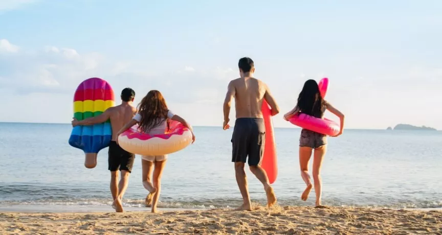 Statiuni Marea Neagra - oameni pe plaja - pluxee.ro