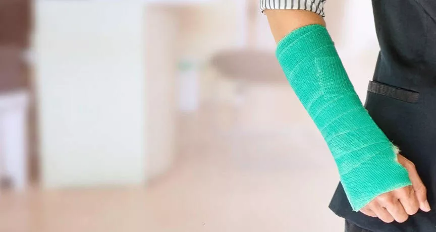 concediu medical - mana cu atela - pluxee.ro