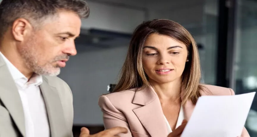 Poprire salariu - angajati discutand contract - pluxee.ro