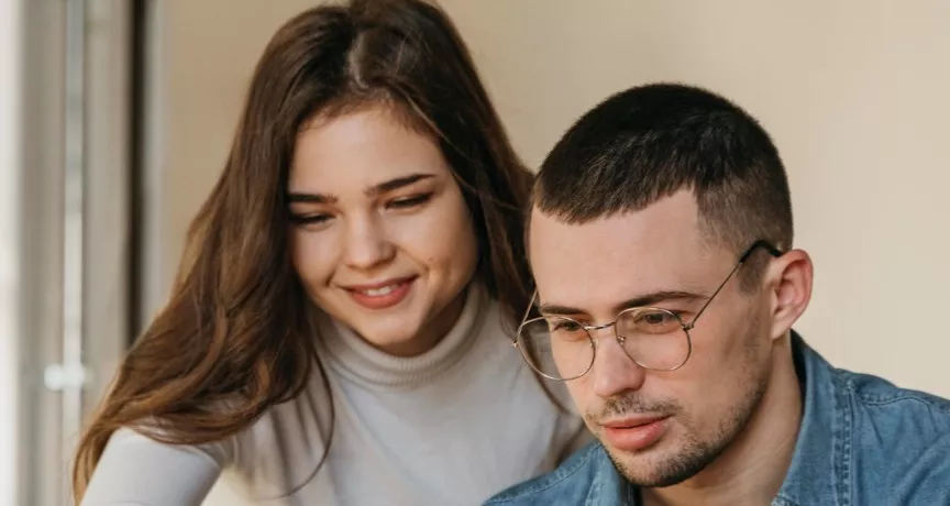 Delegare vs. detașare: diferențe Codul Muncii - angajati la birou - pluxee.ro