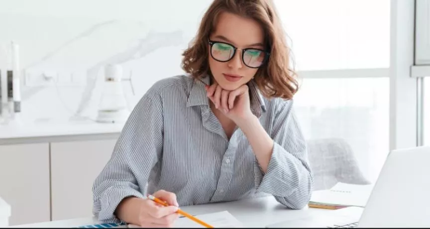 Bilanț contabil - ce este, ce conține - angajata la birou - pluxee.ro