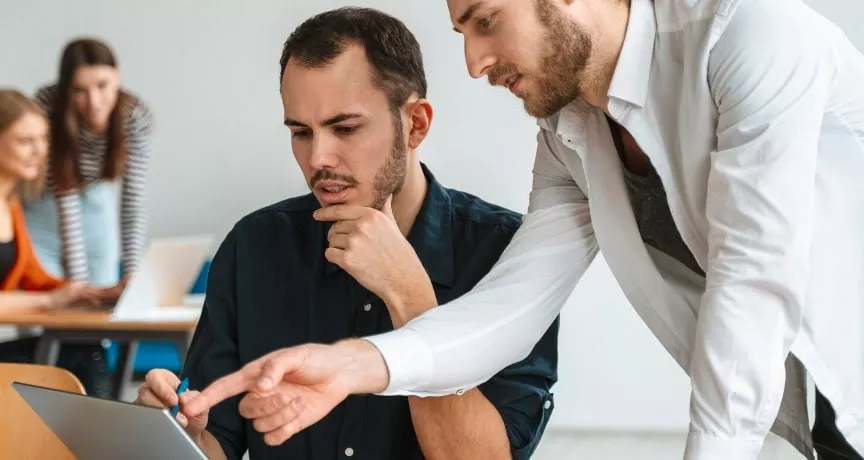 Salariu net vs brut: ce înseamnă, cum se calculează - angajati discutand la birou - pluxee.ro