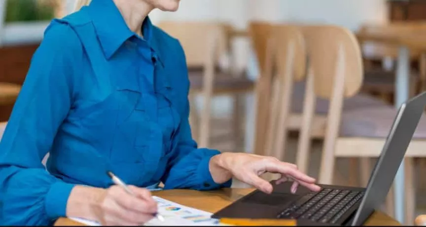 Cum se calculează salariul - angajat, laptop- pluxee.ro