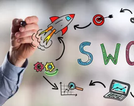 Analiza SWOT - barbat care scrie - Pluxee Romania