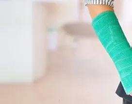 concediu medical - mana cu atela - pluxee.ro