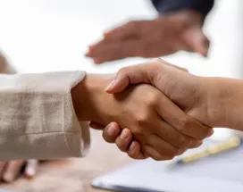 Angajat și angajator care ajung la un acord după un litigiu de muncă - pluxee.ro