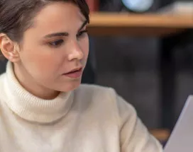 Inspectia muncii, controlul ITM - tot ce trebuie să știi- angajat la birou - pluxee.ro