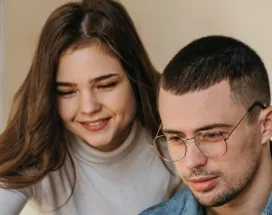 Delegare vs. detașare: diferențe Codul Muncii - angajati la birou - pluxee.ro