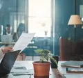 Resurse umane sau HR - doua femei la birou, laptop - Pluxee Romania