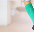 concediu medical - mana cu atela - pluxee.ro