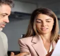 Poprire salariu - angajati discutand contract - pluxee.ro