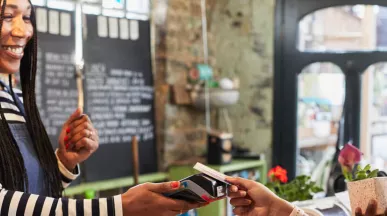 atragerea clientilor in magazin, mesaje - magazin, plata, doua femei- Pluxee Romania 