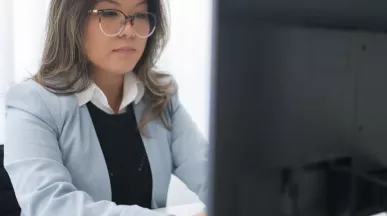 Adeverință de la angajator 2024 - femeie la birou - Pluxee Romania