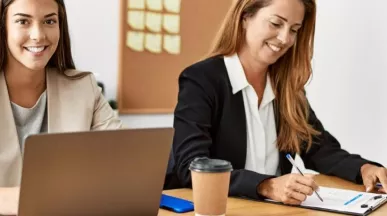 Ore suplimentare, impozit, calcul, spor- femei lucrand la birou- Pluxee