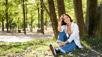 Soluții prin care crești satisfacția angajaților - femeie in parc- Pluxee