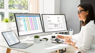 indexarea salariilor cu rata inflatiei, codul muncii - femeie la birou, laptop- Pluxee Romania