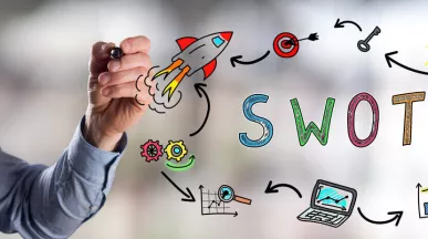 Analiza SWOT - barbat care scrie - Pluxee Romania