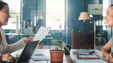 Resurse umane sau HR - doua femei la birou, laptop - Pluxee Romania