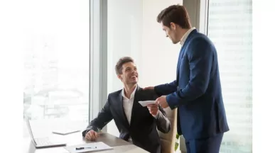 Stat de plata , ce este - barbati la birou - pluxee.ro