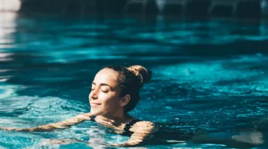 Stațiuni balneare din România - femeie in apa - pluxee.ro