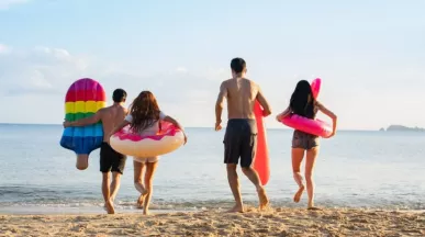 Statiuni Marea Neagra - oameni pe plaja - pluxee.ro