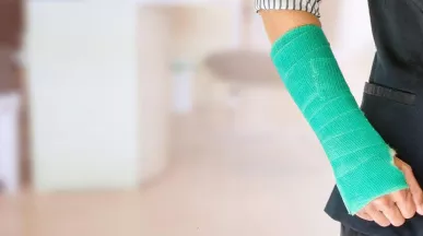 concediu medical - mana cu atela - pluxee.ro