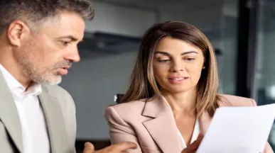 Poprire salariu - angajati discutand contract - pluxee.ro