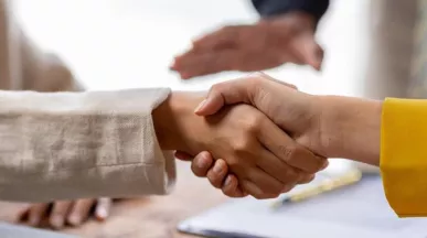 Angajat și angajator care ajung la un acord după un litigiu de muncă - pluxee.ro