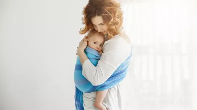 Concediul de maternitate - femeie in brate cu copilul- pluxee.ro