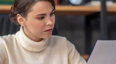 Inspectia muncii, controlul ITM - tot ce trebuie să știi- angajat la birou - pluxee.ro